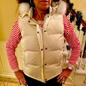 Puffer vest with removable hood